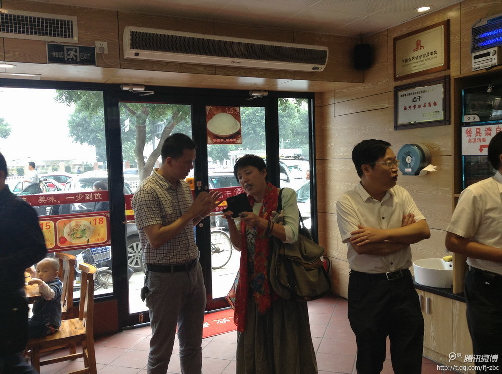 中共福州市委組織部副部長郭榮貴、臺江區(qū)委組織部部長陳高英陪同下蒞臨福州尚干餐飲管理公司寶龍店調(diào)研